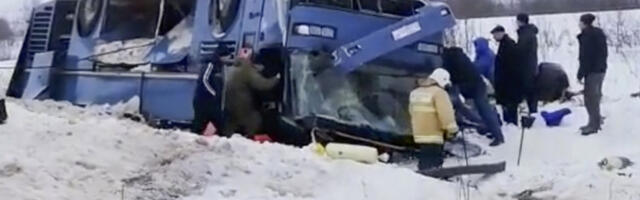 TRAGEDIJA! Najmanje šest ljudi POGINULO u prevrtanju autobusa!