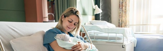 Beba nije htela da sačeka: Mama se porodila na nosilima Hitne pomoći