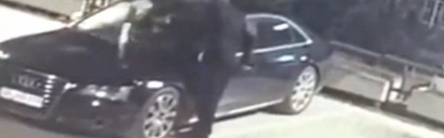 ISPLIVAO SNIMAK STRAVIČNOG INCIDENTA U VRANJU Muškarac sa kapuljačom poliva benzinom i pali automobil Dragana Recka! (VIDEO)