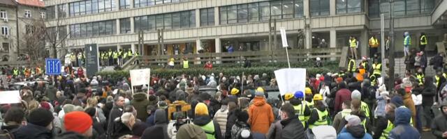 Studenti pristižu na Mostarsku petlju, saobraćaj na auto-putu obustavljen (VIDEO)