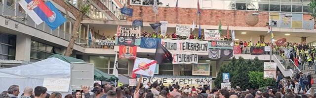 "Divna deca": PORUKA koju su studenti ostavili ispred RTS-a oduševila region (VIDEO)