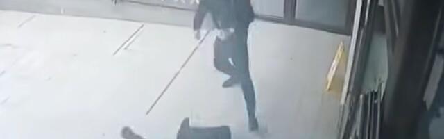 UŽAS NA ŽABLJAKU Manijaci mlatili ljude ispred marketa, pa izazvali saobraćajku!