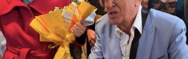 NA PODU DINARI, EVRI, DOLARI... LUDNICA NA VESELJU KOD UNUKA ERE OJDANIĆA: Gosti popadali u trans, leti sve što može da poleti: Stigla i pevačica s obezbeđenjem