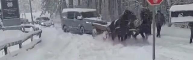 Hit snimak sa zavejanog Zlatibora: Kombi se zaglavio u snegu, a evo ko mu je pomogao (VIDEO)