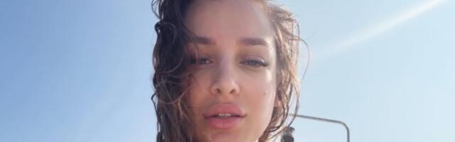 Gore Maldivi - Luna Đogani provocira pozom: Skinula se, pa raširila noge (FOTO)