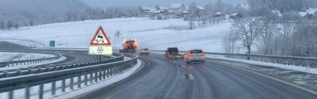 AMSS: Mokri i klizavi kolovozi otežavaju vožnju, moguć slab sneg u planinskim predelima