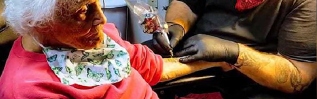 Crvene tetovaže su postale novi trend ove sezone!