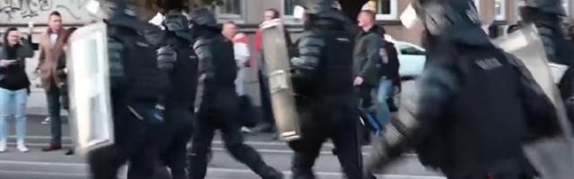 Demonstranti u Ljubljani laserom povredili pilotu oko