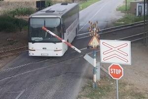 Није воз бицикл, упозоравају машиновође – опасно играње са давањем гаса преко пружних прелаза