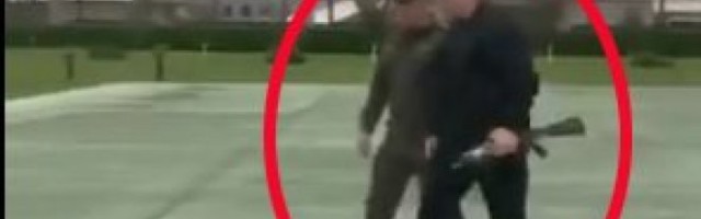 (FOTO) LUKAŠENKO SE NE ODVAJA OD KALAŠNJIKOVA! Čak i ispred Palate nezavisnosti je naoružan i spreman za...