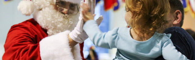 MUŠKARAC OBUČEN U KOSTIM DEDA MRAZA POKUŠAO DA OTME DEVOJČICU: Majka je gledala kako se njeno dete udaljava sa kidnaperom