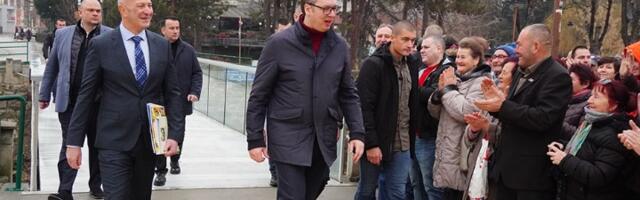 Vučića u Kovačici sačekali - ZVIŽDUCI (VIDEO)