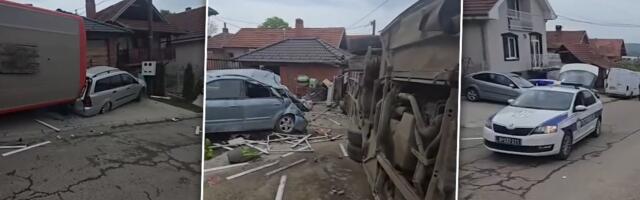 Teška saobraćajka u Aleksincu! Autobus sleteo sa puta, pokupio uparkirane auutomobile! (FOTO/VIDEO)
