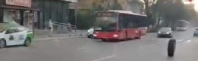 Oživela scena iz "Žikine dinastije": Autobusu spao točak, kotrljao se ulicom (VIDEO)