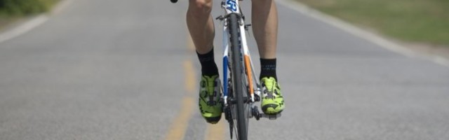 URNEBESNO! Izgleda da je momak tek naučio da vozi biciklu!