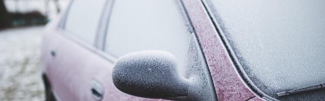 Austrija: Odmrzavao auto na parkingu – dobio kaznu od 600 evra