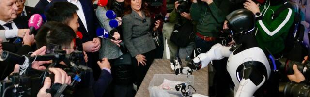 Vučić na prezentaciji robota kineske kompanije AGIBOT Innovation