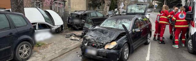 Jedna osoba poginula, više povređeno u teškoj saobraćajnoj nesreći u Bresnici (VIDEO)