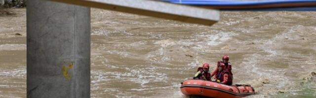 MOST NESTAO U SEKUNDI! Kamion propao u reku, sela odsečena! (FOTO)