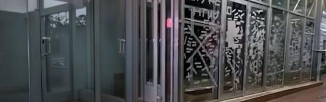 Vandalizam posle propalog skupa! Blokaderi demolirali zgradu opštine u Kraljevu! (VIDEO)
