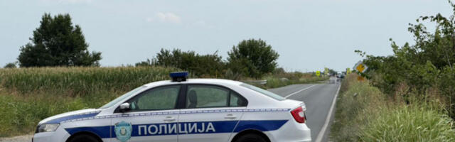 Воз ударио у аутомобил, страдали мајка и дете