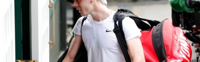 Šapovalov plakao, Đoković ga tešio: Voleo bih da mi Novak bude mentor