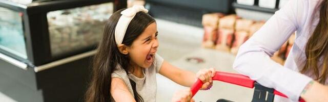 Kako smiriti dete kad drami u javnosti?