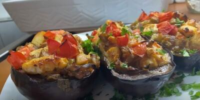 Punjen plavi patlidžan zapečen u rerni