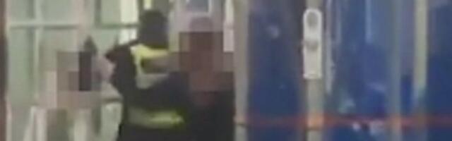 ŠAMARALE GA I ŠUTIRALE U GLAVU: Četiri devojčice pretukle redara na stanici, pa doživele BRUTALNU KAZNU (VIDEO)