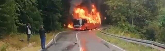 ZAPALIO SE AUTOBUS PUN DECE KOJA SU KRENULA NA EKSKURZIJU! Pre požara su se čule DVE EKSPLOZIJE
