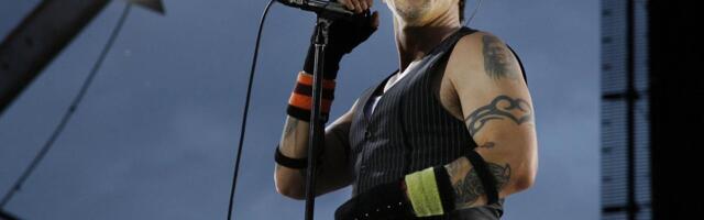 Sa 12 godina izgubio nevinost sa tatinom devojkom, a on ih je snimao: Pevač spavao sa 14-godišnjakinjom obožavateljom, a zbog ovoga ga se baka odrekla