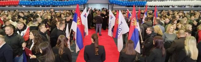 Sve spremno za miting Srpske liste: Hala sportova u Kosovskoј Mitrovici u boјama srpske troboјke