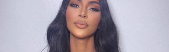 Po svaku cenu mora da pokaže grudi – čak i za praznike (FOTO)