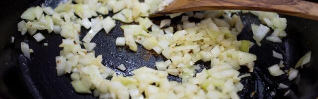 Kako profesionalni kuvari dinstaju luk? Dodaju 2 bitna sastojka i ukus se potpuno promeni