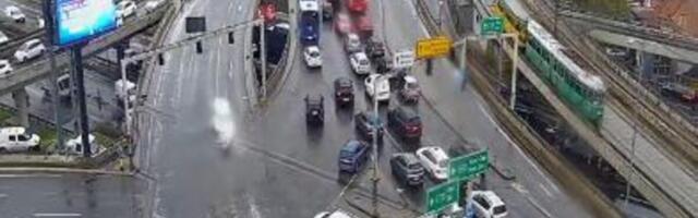 U Beogradu lije kao iz kabla, saobraćaj je doslovno stao! Centar stoji, gužve na Autokomandi, ovo je noćna mora