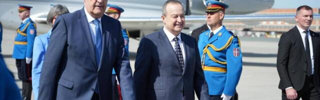 PREDSEDNIK ŠVAJCARSKE KONFEDERACIJE SLETEO U BEOGRAD Parmelana dočekao ministar Ivica Dačić uz poruku: "Poštovani predsedniče, dobro došli u Srbiju!" (FOTO)