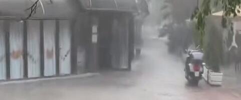 POTOP U KRUŠEVCU, SNAŽNO NEVREME POGODILO GRAD I OKOLINU: Saobraćaj paralisan, ulice pod vodom, grane padale na put