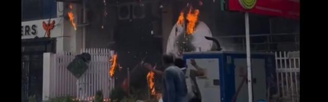 (UZNEMIRUJUĆE) Žrtve ugušene dimom, ljudi skakali sa spratova da se spasu: Stravičan požar odneo najmanje 15 života (VIDEO)