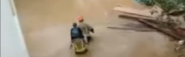 Vatrogasci spasili dečaka i njegovog dedu: Dete vrištalo na ramenima, deku nosili u buretu (VIDEO)