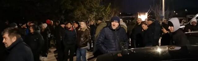 Gradonacelnik Kraljeva gađan jajima, meštani Miločaja petardama na naprednjake (VIDEO)