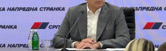 Novosađani i večeras ispred zgrade Miloša Vučevića
