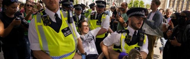Londonska policija MASOVNO hapsila demonstrante: Mora li da ih NOSE (FOTO)