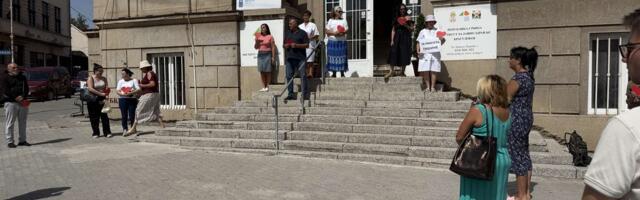 Deo zaposlenih u Institutu za javno zdravlje svakog dana odaje poštu stradalima u Novom Sadu