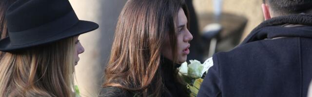 Maša Terzić slomljena od tuge na sahrani dede Jovana: Uplakana prima saučešća, more ljudi na Novom groblju