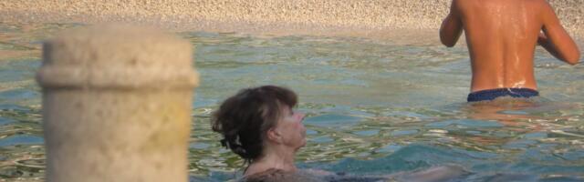 GLUMICA (83) NAVIKLA NA SAMOĆU: Ovako izgledaju njeni RITUALI  u Crnoj Gori kada se zaželi mira uz minimalno sređivanje (FOTO)