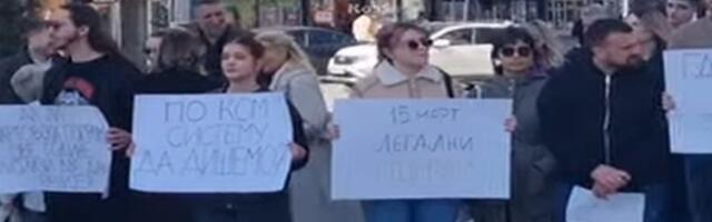 VIDEO Skup studenata i profesora u Kosovskoj Mitrovici: "Zašto Beograd ćuti?"
