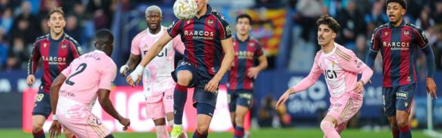 FENJERAŠ VUČE U AMBIS SLAVNI KLUB: Fudbaleri Ovijeda pobedili Sevilju