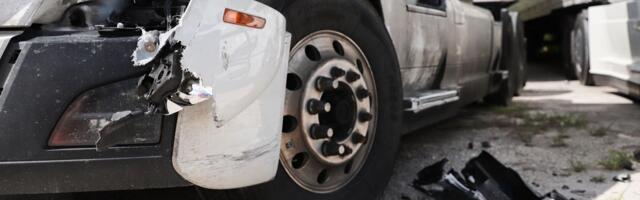 JEZIV SNIMAK NESREĆE! Ženu pregazio šleper, morali da joj amputiraju obe noge, ima male šanse da preživi!