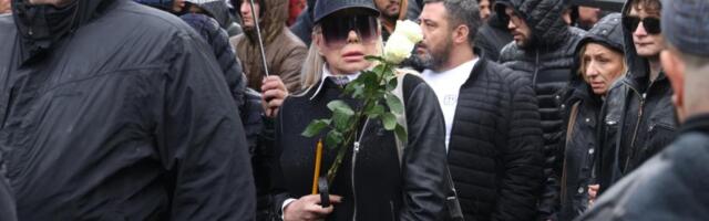 ACO NEM OD BOLA, A ZORANA SUZAMA KVASI BELU RUŽU! Evo ko je od POZNATIH ispratio Vujoševića! Tuga sa Novog groblja
