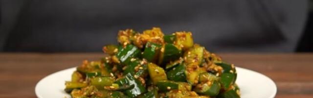 VIDEO Letnje povrće na malo drugačiji način: Kineska salata od izgnječenih krastavaca